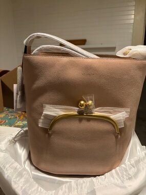 Coach Bleecker Bucket Bag
With Kisslock (Nuage)